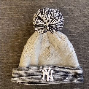 New Era women’s New York Yankees beanie worn once